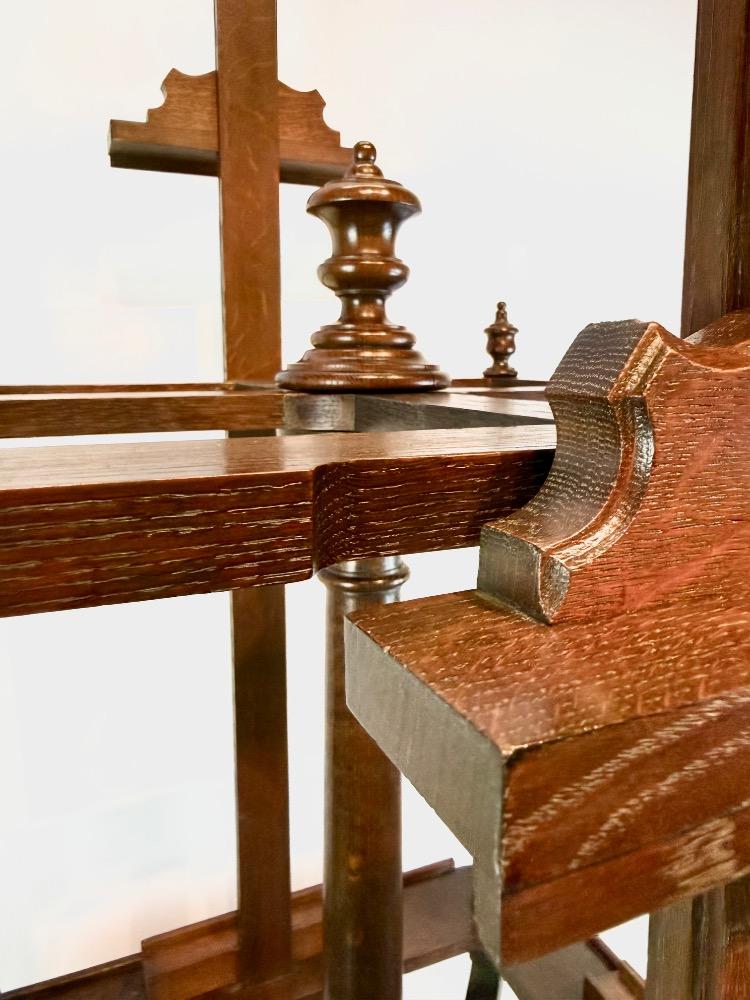 A 19thC. oak four-sided revolving presentation easel.