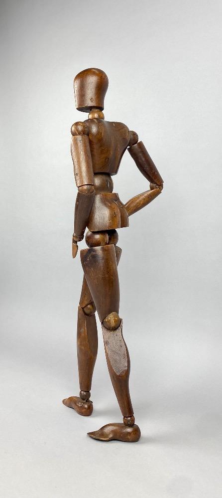 Articulated Studio Mannequin In Walnut, Early 20th Century. Signed .h66cm.