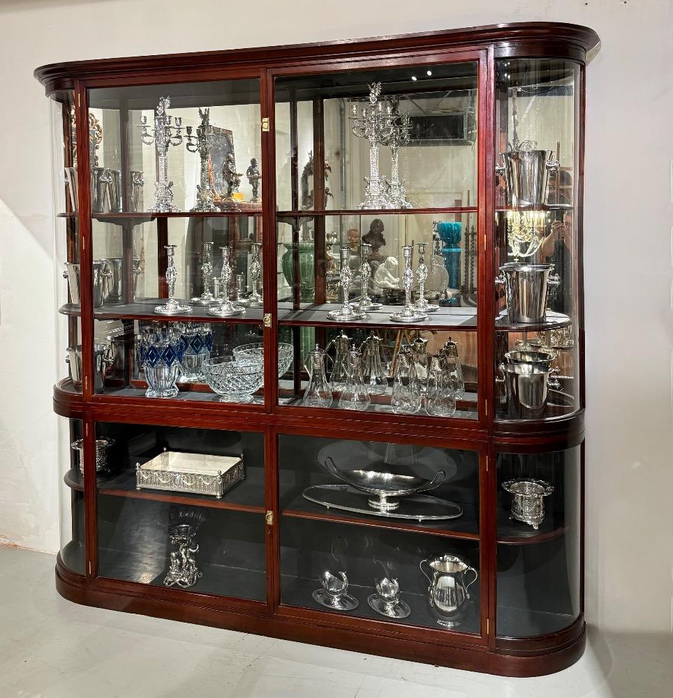 Large display cabinet / vitrine