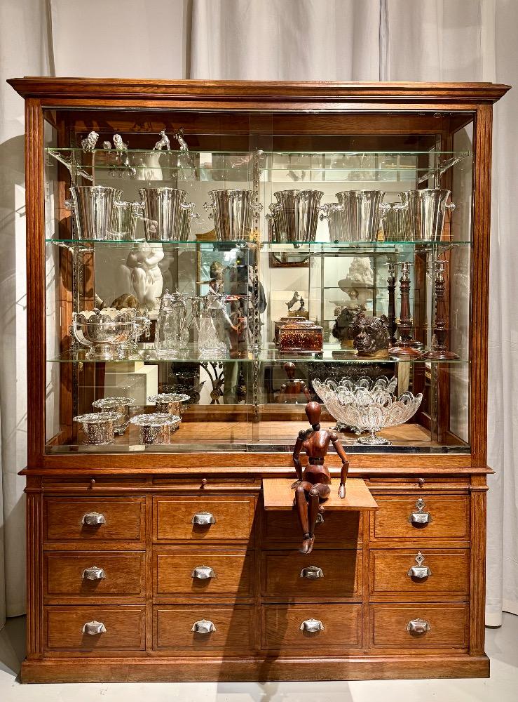 Oak shop vitrine/ display cabinet